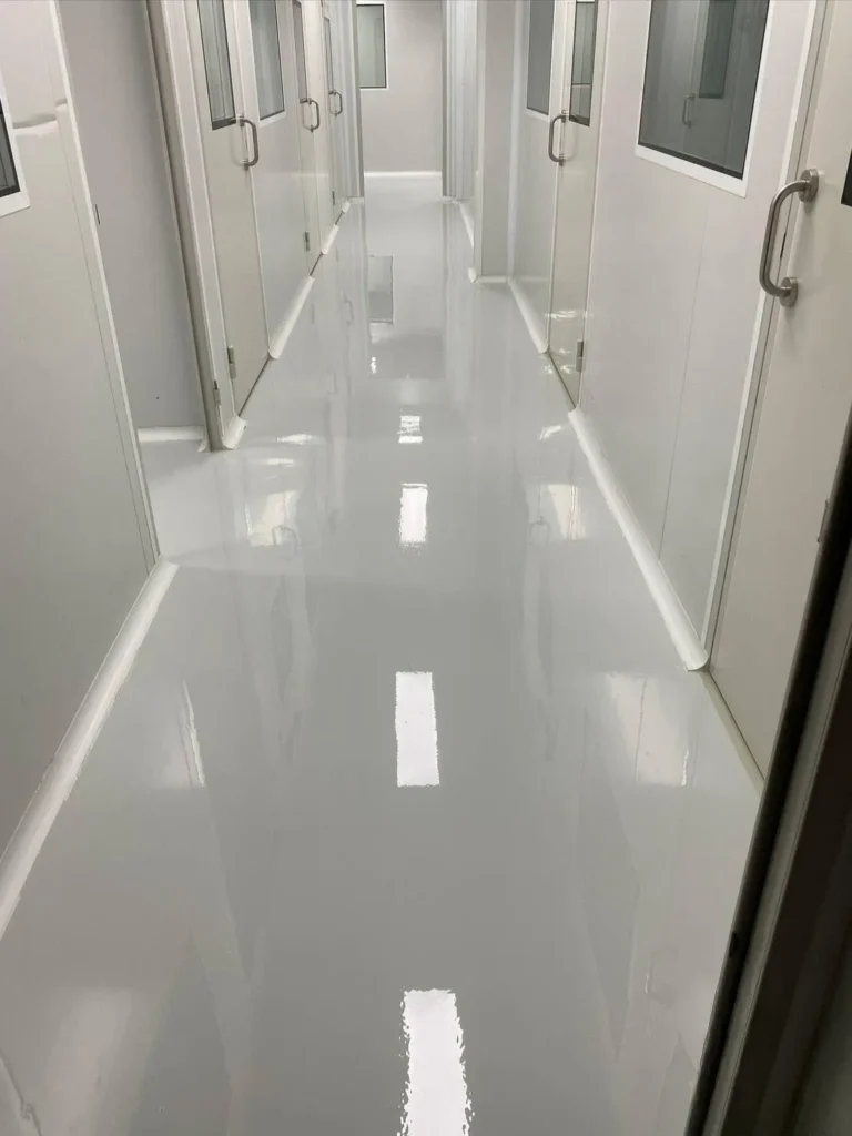 Epoxy Self-Leveling, พื้นโรงงานยา, มาตรฐาน GMP, พื้นห้องสะอาด, Clean Room, เคลือบพื้นอุตสาหกรรม, Queen Enterprise Construction Company, งานอินทีเรียคือสิ่งสำคัญ, สถาปนิกออกแบบภายใน, วิศวกรควบคุมงาน, ผู้รับเหมามีใบกว, งานพื้นไร้รอยต่อ, งานฝีมือประณีต, พื้นทนสารเคมี, พื้นป้องกันแบคทีเรีย