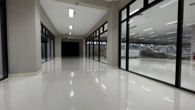 Epoxy Self-Leveling, พื้นห้องปฏิบัติงาน, พื้นห้องแล็บ, เคลือบพื้นอุตสาหกรรม, Queen Enterprise Construction Company, งานอินทีเรียคือสิ่งสำคัญ, สถาปนิกออกแบบภายใน, วิศวกรควบคุมงาน, ผู้รับเหมามีใบกว, งานพื้นไร้รอยต่อ, งานฝีมือประณีต, พื้นสะอาดมาตรฐานสากล, พื้นทนสารเคมี