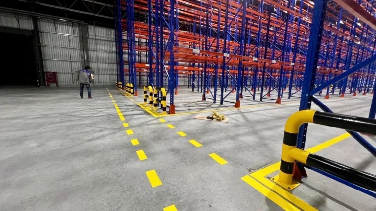 Epoxy Line Marking, ตีเส้นจราจรพื้นโรงงาน, ตีเส้นโกดังเก็บสินค้า, เครื่องหมายความปลอดภัยพื้นโรงงาน, Queen Enterprise Construction Company, งานอินทีเรียคือสิ่งสำคัญ, สถาปนิกออกแบบภายใน, วิศวกรควบคุมงาน, ผู้รับเหมามีใบกว, งานพื้นไร้รอยต่อ, งานฝีมือประณีต, จัดระเบียบคลังสินค้า, มาตรฐานความปลอดภัย