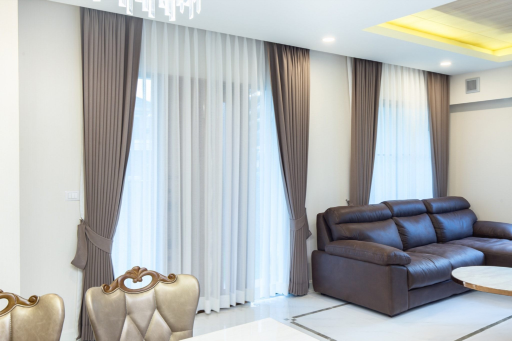 ติดตั้งผ้าม่านและวอลเปเปอร์หรู, ม่านจีบสไตล์คลาสสิก, ม่านลอน Modern Luxury, ม่านตาไก่ดีไซน์ทันสมัย, วอลเปเปอร์นำเข้าเกรดพรีเมียม, Queen Enterprise Construction Company, งานอินทีเรียคือสิ่งสำคัญ, สถาปนิกออกแบบภายใน, งานฝีมือประณีตในการติดตั้ง, ผลงานตกแต่งบ้านหรูจริง, ช่างติดตั้งผ้าม่านมืออาชีพ