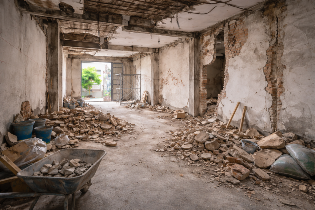 สำรวจหน้างานรีโนเวทตึกแถว, ผนังเก่า, พื้นเดิม, ทำเครื่องหมายวัดขนาด, หน้างานรก, ขั้นตอนก่อนเริ่มรีโนเวท